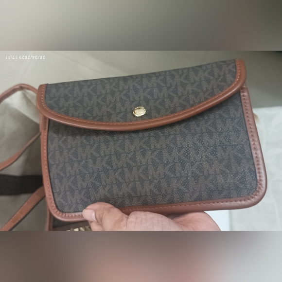 Authentic Michael Kors Eva Tote and Pouch - Picture 10 of 11